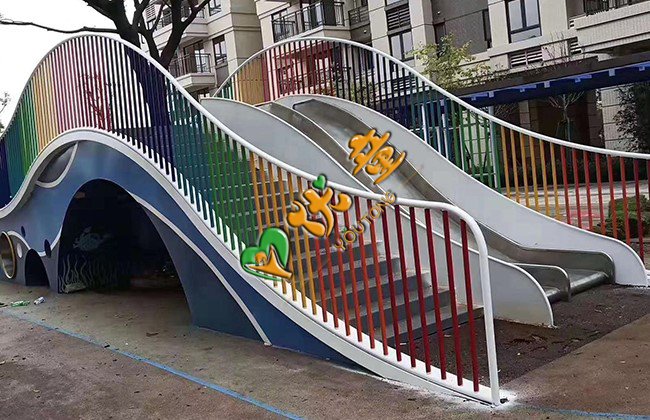 户外滑滑梯