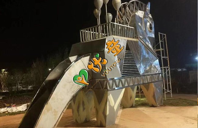 动物造型滑滑梯