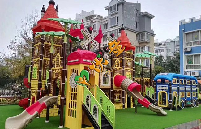 台湾某幼儿园户外大型PE版滑梯实