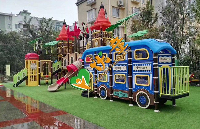 幼儿园户外滑滑梯