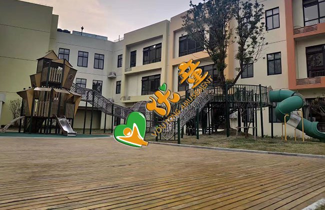 儿童玩耍滑滑梯时一定要注意的安
